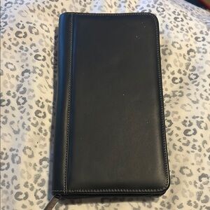 Leeds Black Leather Zippered Travel Case